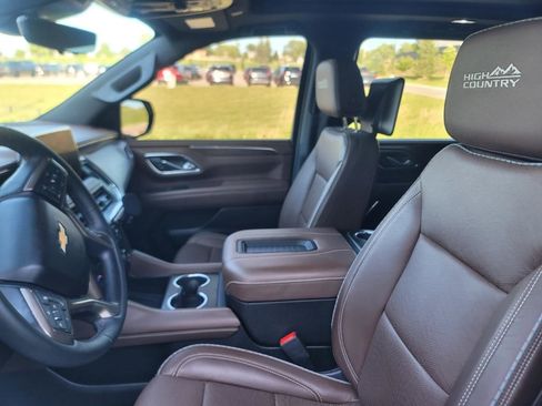 Used 2023 Chevrolet Suburban High Country AWD/4WD image 5