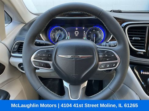 Used 2023 Chrysler Pacifica Limited AWD/4WD image 3