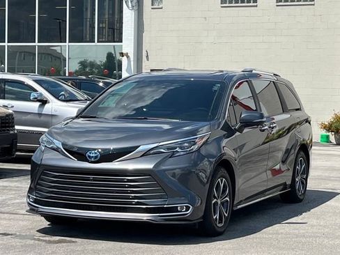 Used 2025 Toyota Sienna Platinum AWD/4WD image 5