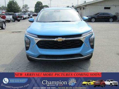 Used 2025 Chevrolet Trax LT FWD image 2