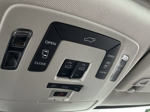 Used 2022 Toyota Sienna XLE FWD image 25