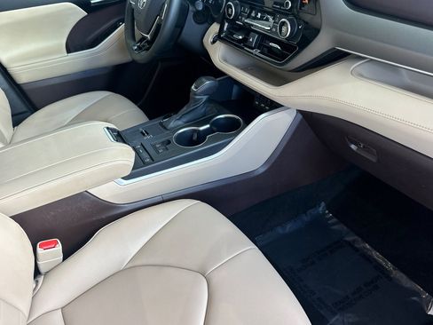 Used 2021 Toyota Highlander XLE FWD image 20