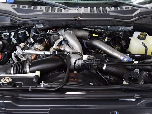 Used 2022 Ford F450 Platinum w/ FX4 Off-Road Package image 31