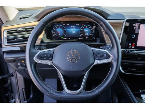 Used 2025 Volkswagen Atlas SE AWD/4WD image 23