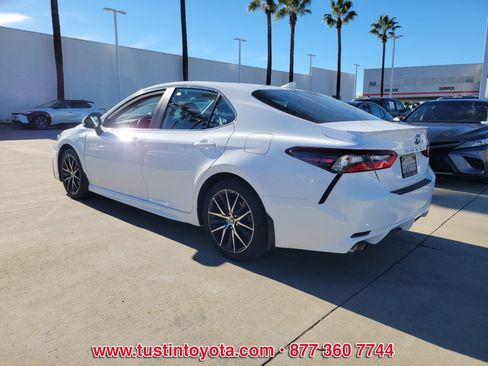 Certified 2021 Toyota Camry SE image 6