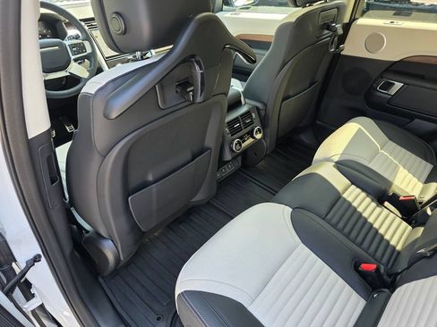 Used 2025 Land Rover Discovery Dynamic SE AWD/4WD image 15