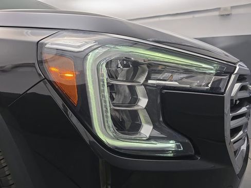 Used 2024 GMC Terrain SLT image 13