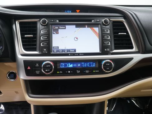 Used 2016 Toyota Highlander Limited Platinum FWD image 25