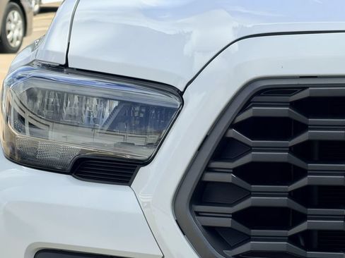 Used 2022 Toyota Tacoma TRD Sport w/ Technology Package RWD image 4
