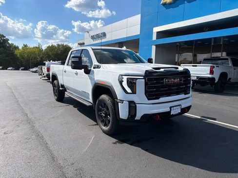 Used 2024 GMC Sierra 2500 AT4 AWD/4WD image 2
