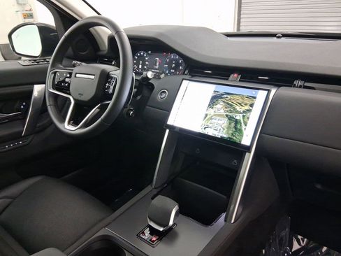 Used 2025 Land Rover Discovery Sport S image 4