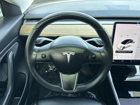Used 2019 Tesla Model 3 Standard Range image 8