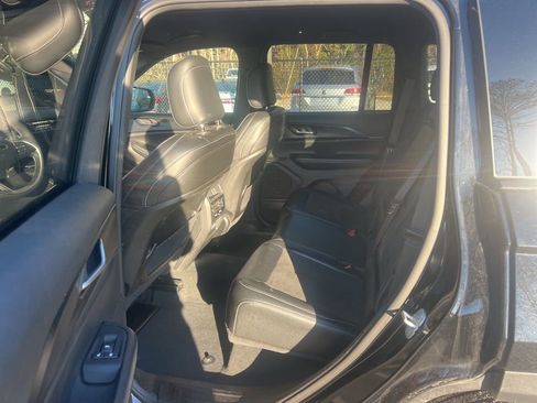 Used 2024 Jeep Grand Cherokee Altitude image 9