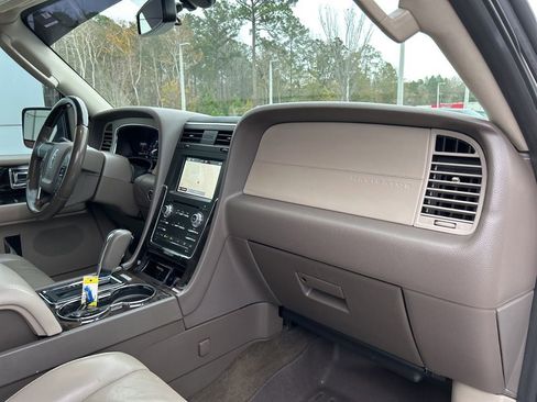 Used 2017 Lincoln Navigator Select image 32