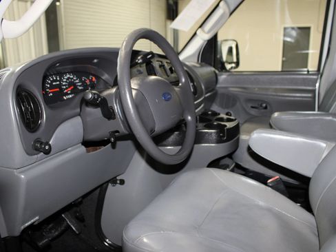 Used 2006 Ford E-350 and Econoline 350 Super Duty RWD image 16