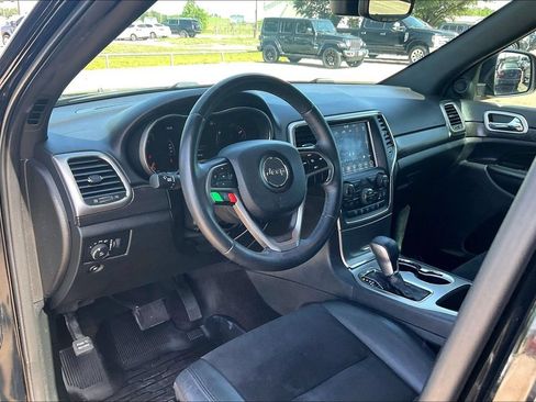 Used 2018 Jeep Grand Cherokee Altitude RWD image 14
