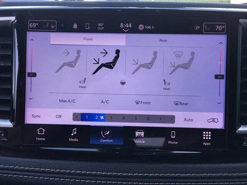 Used 2023 Chrysler Pacifica Touring-L image 18