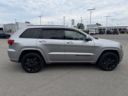 Used 2019 Jeep Grand Cherokee Altitude AWD/4WD image 6
