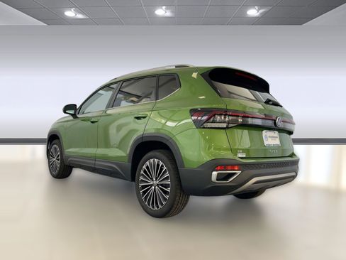 New 2026 Volkswagen Taos SE image 3