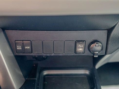 Used 2018 Toyota RAV4 XLE FWD image 25