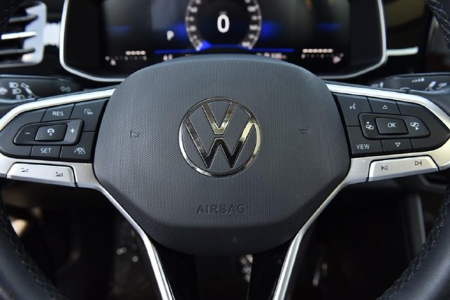 Used 2025 Volkswagen Jetta SE w/ Sunroof Package FWD image 19
