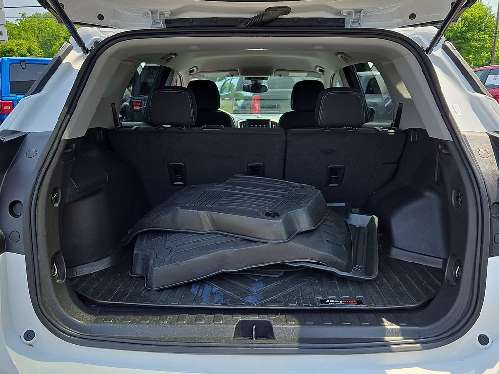 Used 2024 GMC Terrain SLE w/ Driver Convenience Package FWD image 30