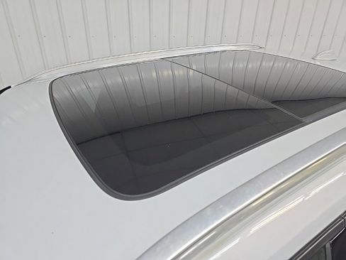 Used 2022 Volvo XC40 T5 Momentum w/ Climate Package image 11