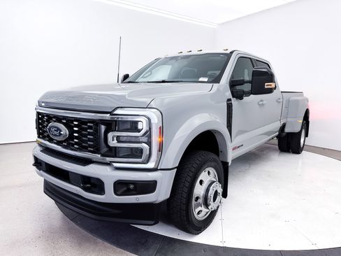 Used 2025 Ford F450 Platinum w/ FX4 Off-Road Package AWD/4WD image 32