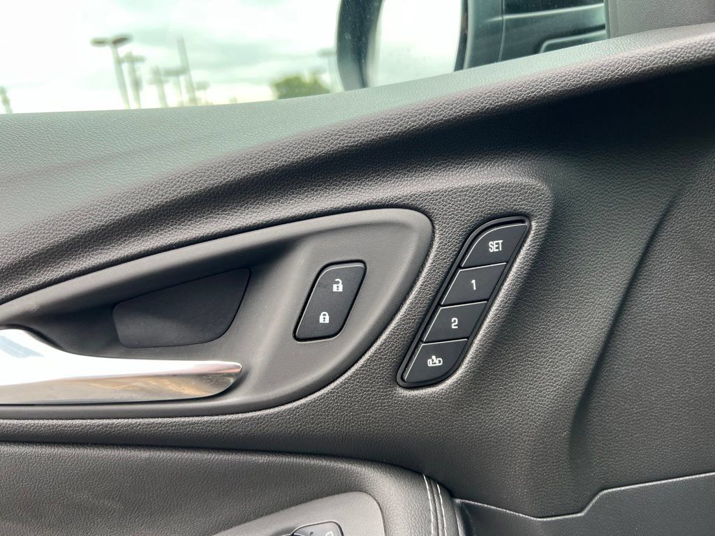 Used 2026 Buick Encore GX Avenir w/ Avenir Technology Package AWD/4WD image 7