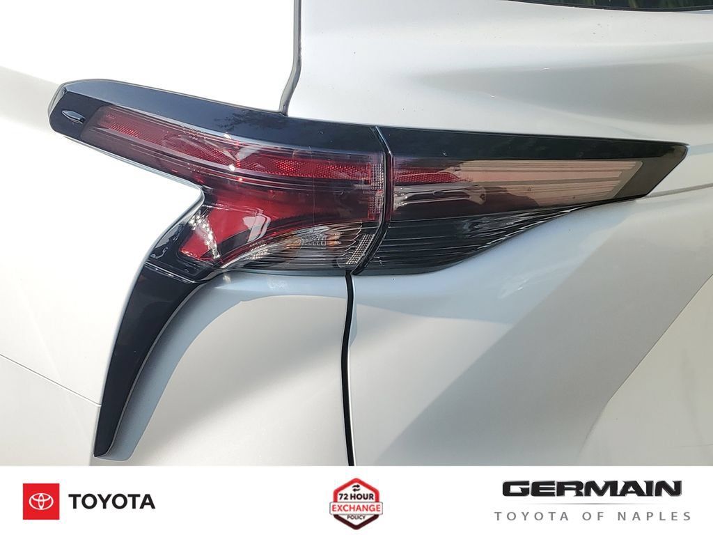 Certified 2025 Toyota Sienna XLE FWD image 16