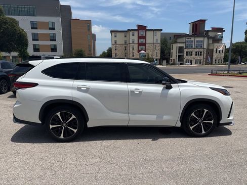 Used 2021 Toyota Highlander XSE FWD image 6