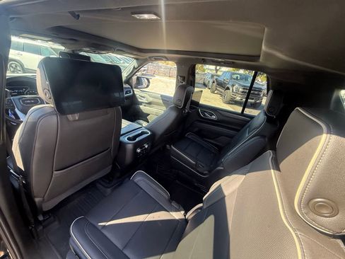 Used 2021 GMC Yukon SLT w/ SLT Premium Package image 4
