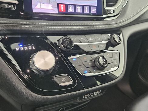 Used 2022 Chrysler Pacifica Touring-L w/ Uconnect Theater Family Group AWD/4WD image 27
