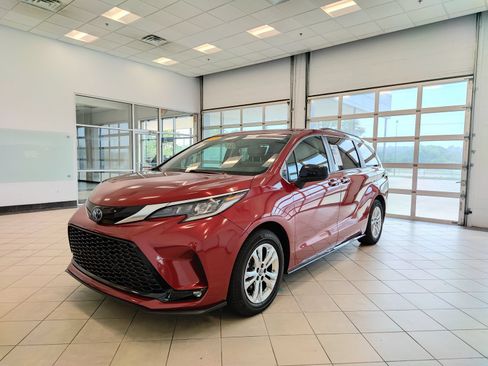 Used 2023 Toyota Sienna XSE AWD/4WD image 7