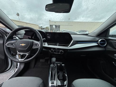 Used 2025 Chevrolet Trax LT w/ LT Convenience Package image 32