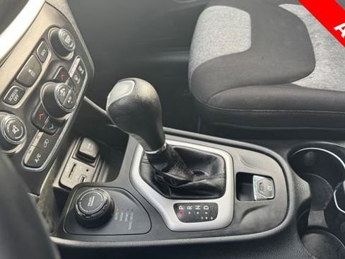 Used 2014 Jeep Cherokee Latitude w/ Comfort/Convenience Group image 27