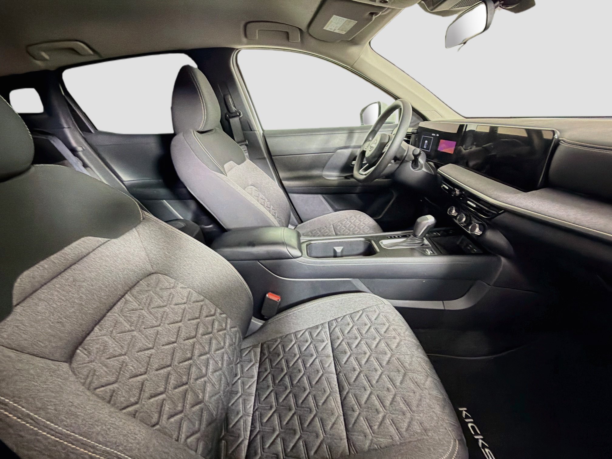 Used 2025 Nissan Kicks SV w/ Charging Package FWD image 28