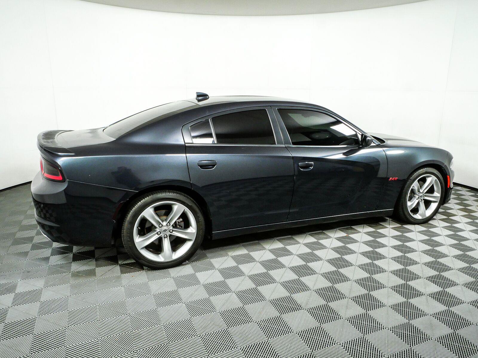 Used 2018 Dodge Charger R/T RWD image 2