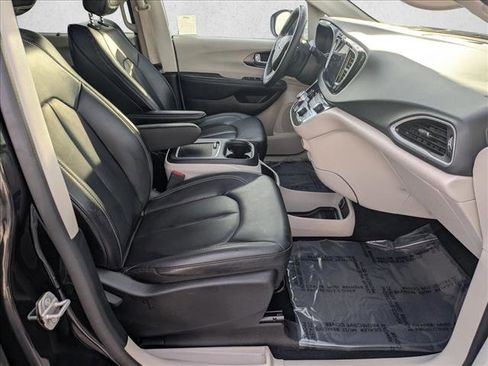 Used 2023 Chrysler Pacifica Touring-L image 21