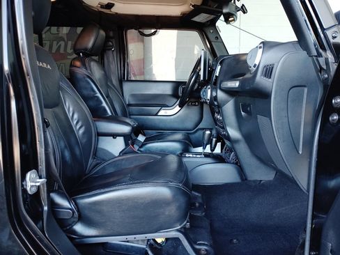 Used 2015 Jeep Wrangler Unlimited Sahara w/ Connectivity Group AWD/4WD image 14
