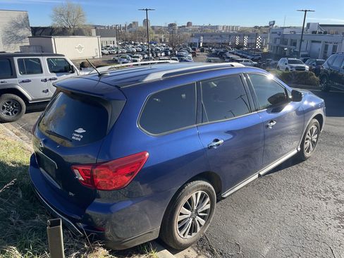 Used 2017 Nissan Pathfinder SV image 3