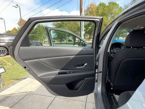 Certified 2025 Hyundai Elantra SE image 39