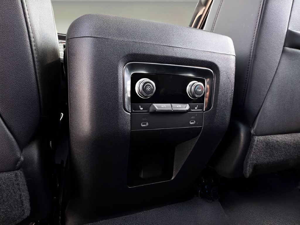 Used 2022 GMC Yukon SLT w/ SLT Premium Package AWD/4WD image 21