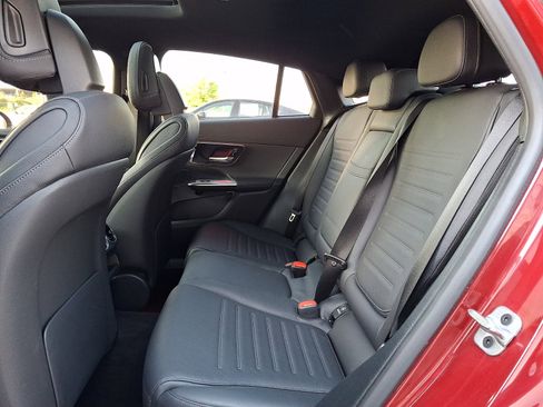Used 2024 Mercedes-Benz GLC 300 4MATIC image 10