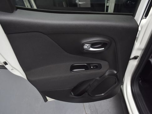 Used 2021 Jeep Renegade Latitude AWD/4WD image 18