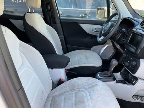 Used 2018 Jeep Renegade Latitude FWD image 9