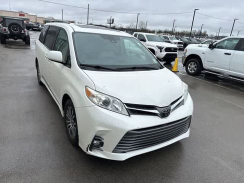 Used 2018 Toyota Sienna XLE image 25
