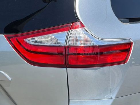 Used 2017 Toyota Sienna XLE FWD image 35