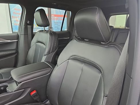 New 2026 Jeep Grand Cherokee Limited w/ Limited Altitude Package AWD/4WD image 33