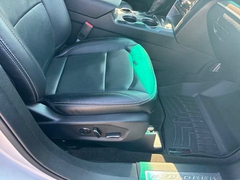 Used 2017 Ford Explorer Limited w/ Equipment Group 301A FWD image 11